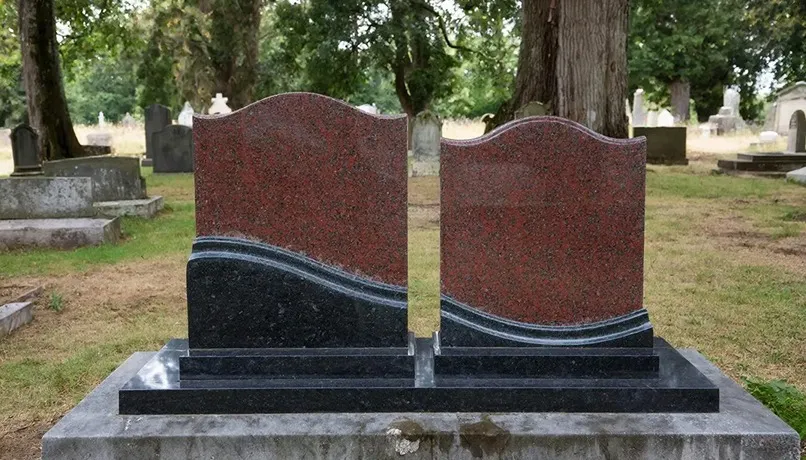 Двойной памятник из разного камня